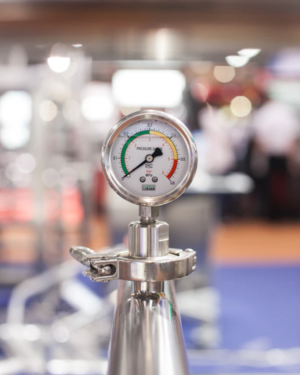 Pressure gauge on a pipe fitting